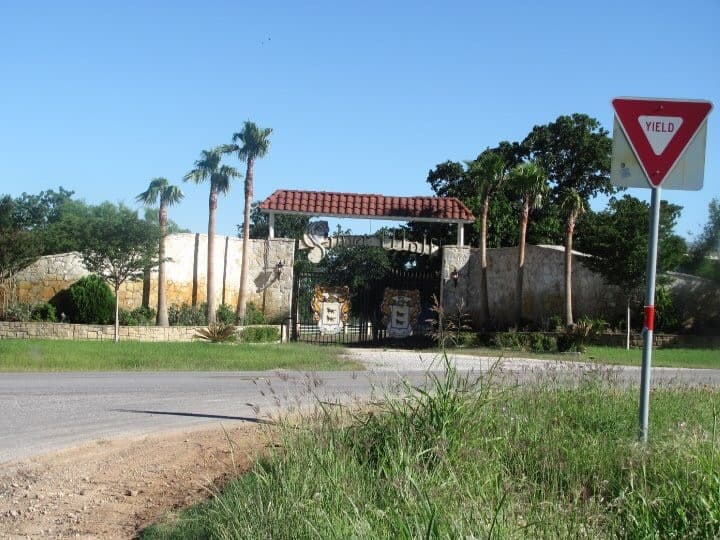 "El rancho no tiene nada que ver con la iglesia, entiendo que es una propiedad privada; la iglesia en Texas no tiene vínculos con ese rancho", señaló Gutiérrez. "Cómo se administra su legado (lo que heredó Samuel Joaquín García) es una cuestión privada de la familia", agregó.