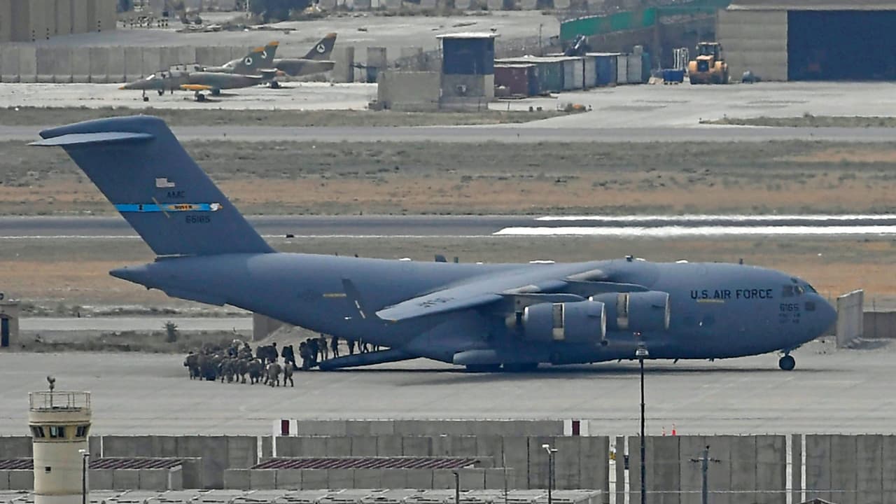 <b>En video: <b>Parte el último avión estadounidense de Afganistán marcando el fin de la guerra más larga de la historia de EEUU</b></b>
<br>
<br>El 30 de agosto partió de Kabul el último avión militar de Estados Unidos, poniendo fin a la guerra más larga fuera de su territorio tras 20 años de ocupación.
