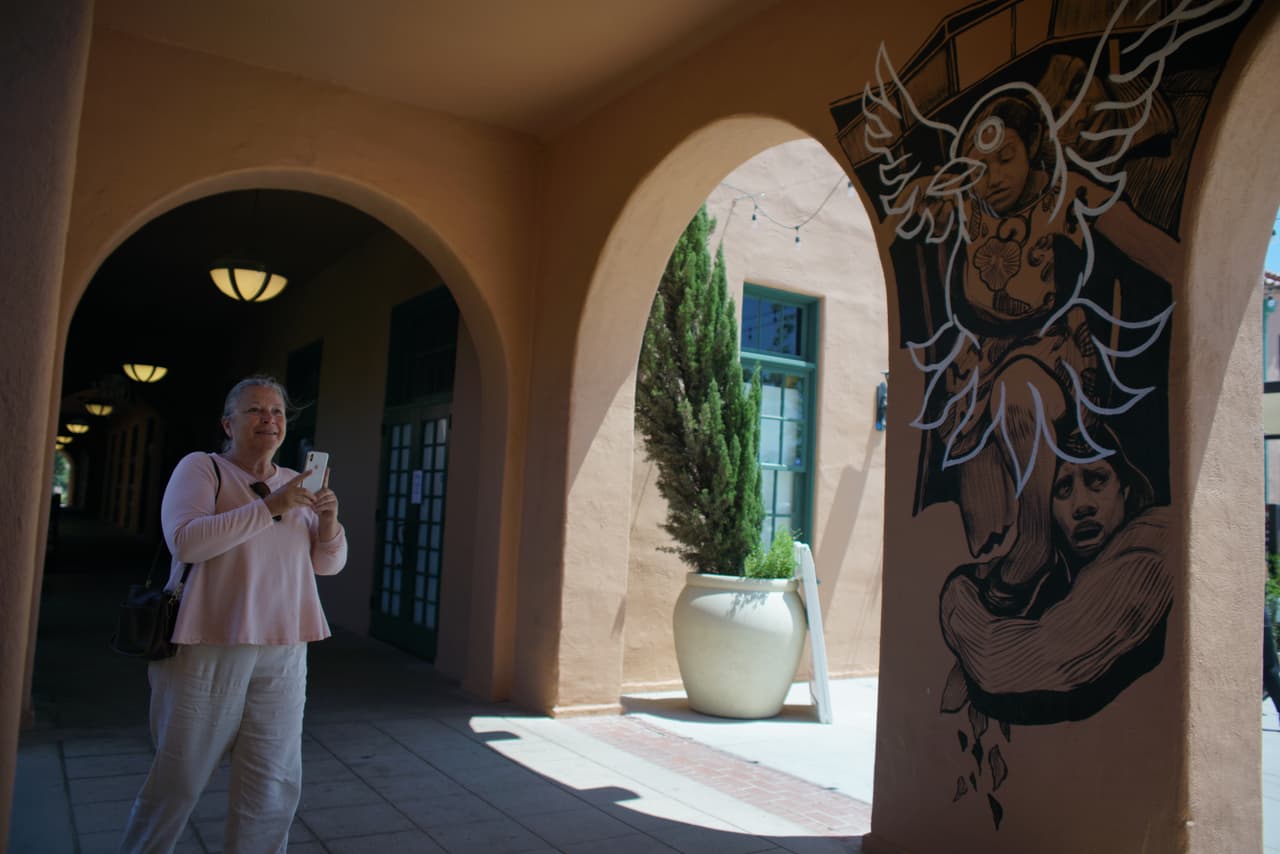 El artista decidió plasmar el drama del tema migratorio en las paredes de un centro del sur de California.