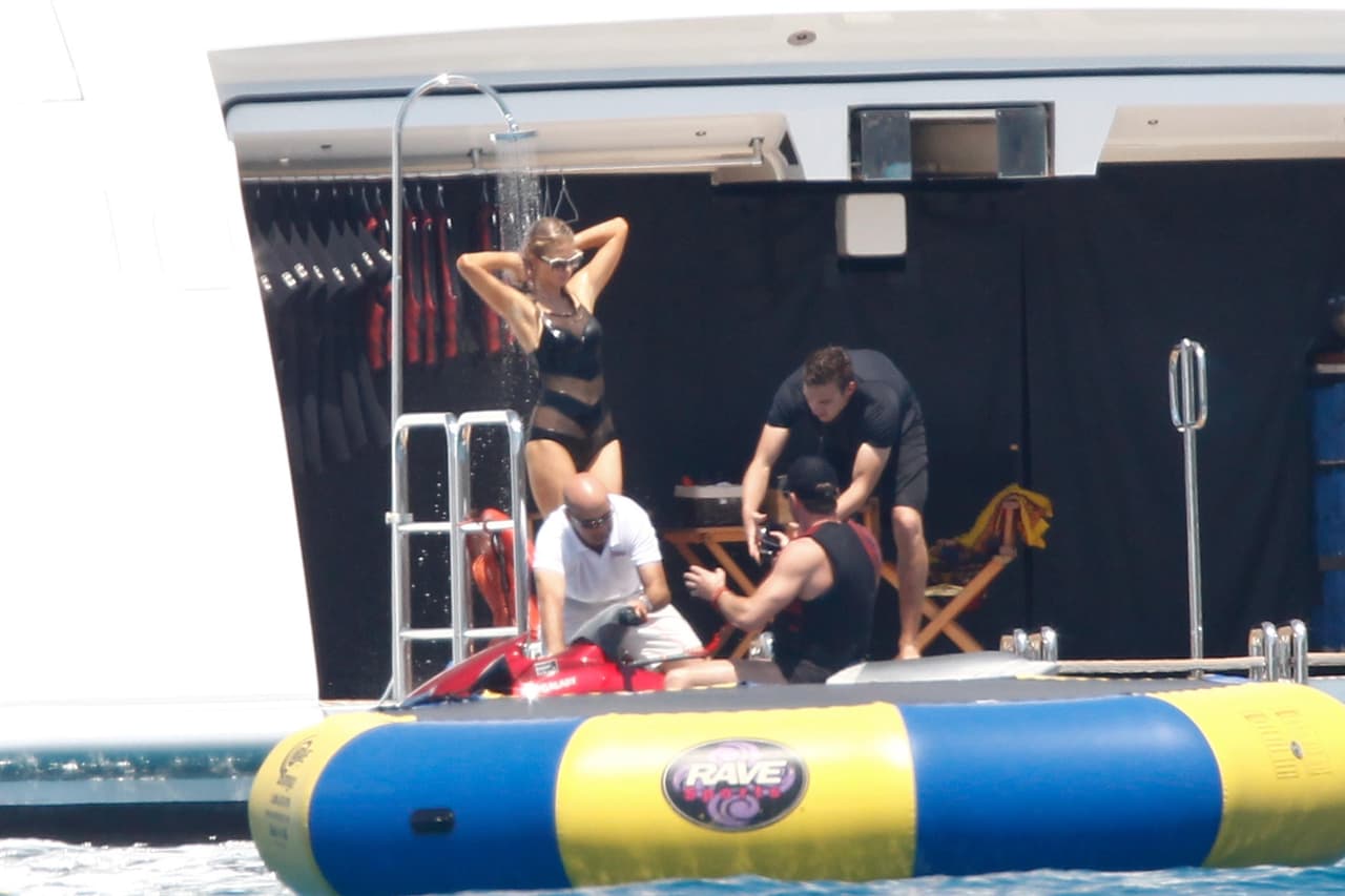 Según una fuente del Daily Mail, "adora la forma en que la trata y disfruta mucho estar junto a él".