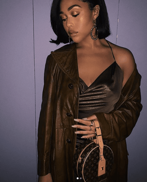 Jordyn Woods, 
<b><a href="https://www.univision.com/famosos/fue-dificil-y-no-estaba-segura-como-decidio-kylie-jenner-terminar-la-amistad-con-jordyn-woods-por-su-bien-fotos" target="_blank">exmejor amiga de Kylie Jenner</a></b> (media hermana de Khloé), concedió una entrevista a 
<b><a href="https://www.etonline.com/jordyn-woods-speaks-out-ahead-of-tristan-thompson-drama-playing-out-on-kuwtk-exclusive-127183">Entertainment Tonight</a></b>
<a href="https://www.etonline.com/jordyn-woods-speaks-out-ahead-of-tristan-thompson-drama-playing-out-on-kuwtk-exclusive-127183"> </a>en la que asegura que todos los involucrados tienen su derecho a hablar desde su perspectiva y propia experiencia.