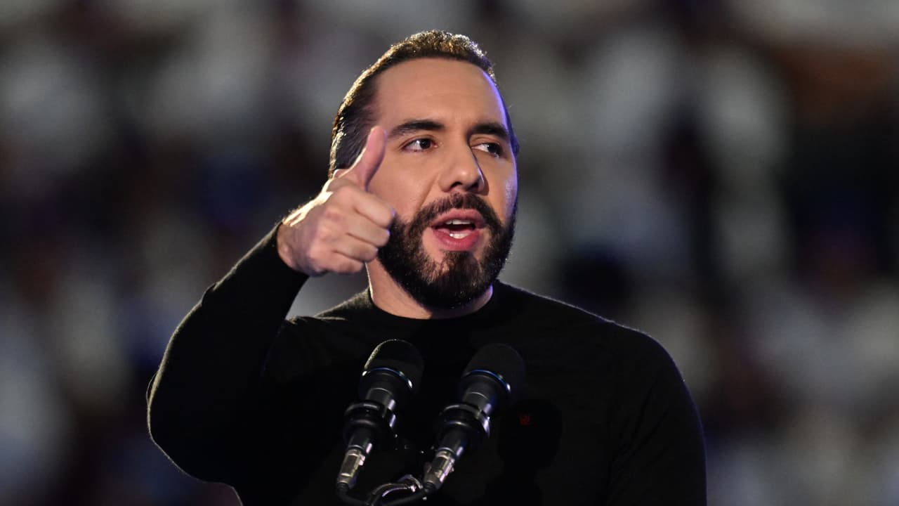 Cómo Bukele pasó de ser el presidente 'millennial cool' a ser acusado de "dictador" al frente de una escalada represiva en El Salvador