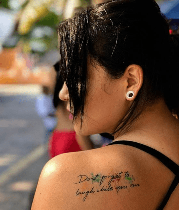 En noviembre de 2016, decidió dar pasos concretos para ser más feliz en la vida. "No olvides reír mientras corres", lee el mensaje que lleva tatuado en su espalda.