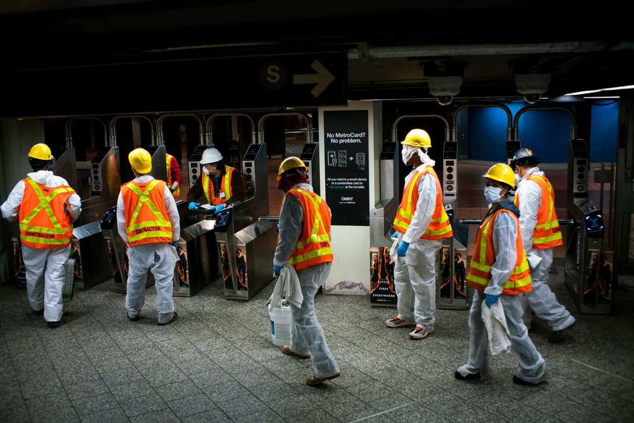 Los trabajadores limpian la icónica estación Grand Central durante la limpieza nocturna debido al brote de coronavirus.