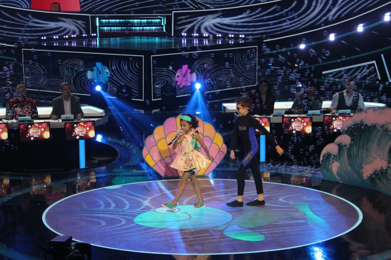 Abril recordó a la gran Selena al interpretar 'Bidi bidi bom bom'. También logró un 10, para un promedio 8.2.