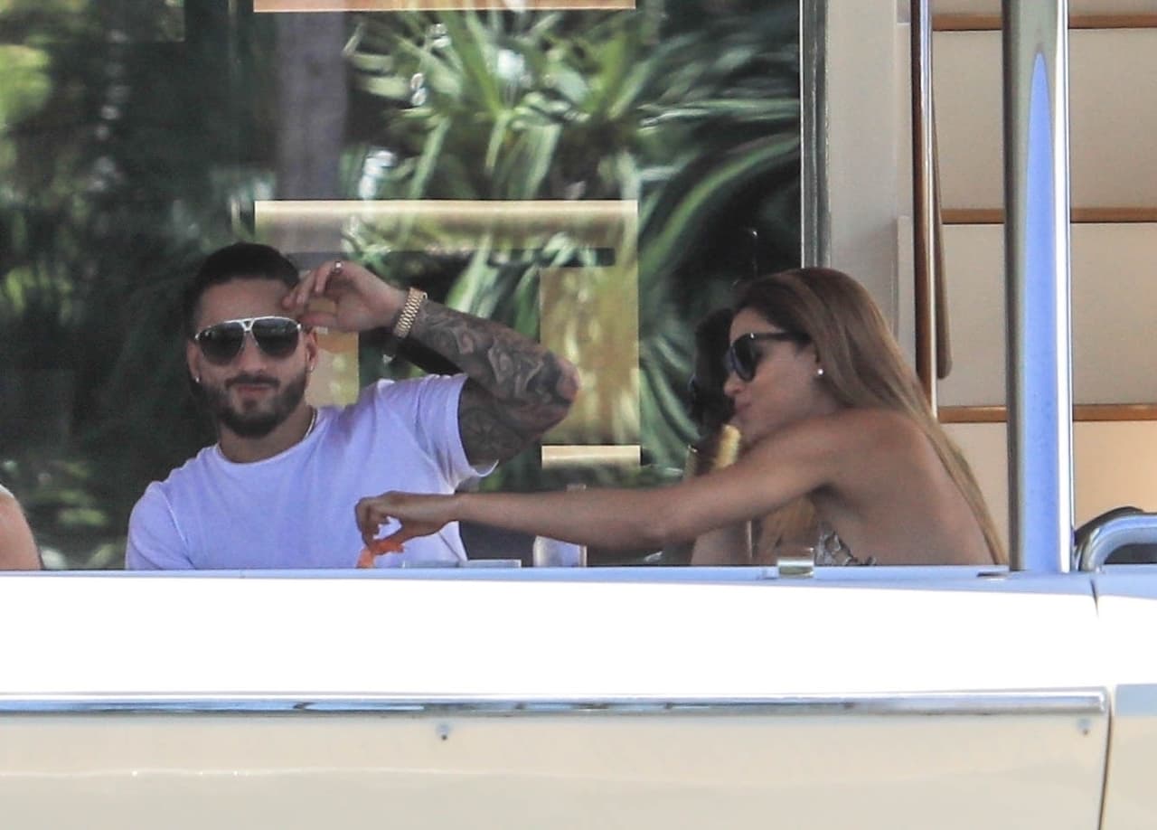 Al parecer, Maluma se percató de la presencia de los paparazzi, sin que le importara.