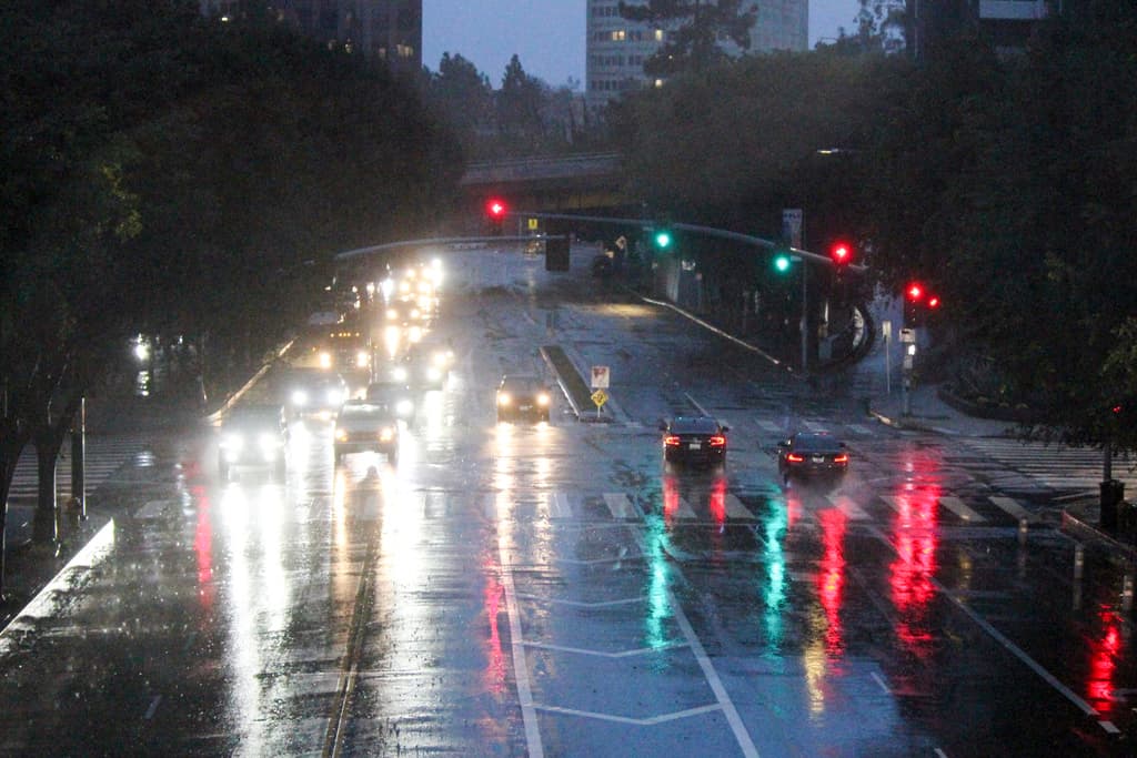 En el centro de Los Ángeles, los tramos inundados se convertían en una trampa para quienes intentaban conducir a la velocidad normal. Hacia el mediodía del jueves, se reportaban cerca de 57 incidentes con automovilistas.