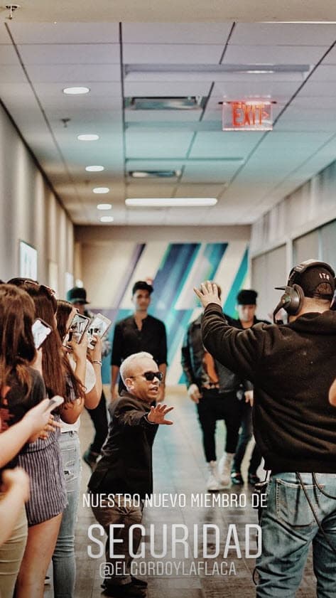 CNCO llevaba un elemento de seguridad muy carismático, se trata de Carlitos, quien los escoltó hasta el foro.