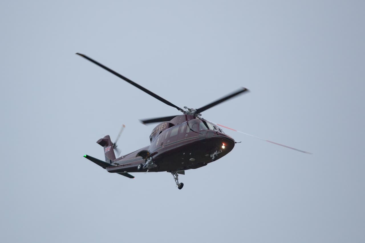 El príncipe Philip abandonó el hospital luciendo un traje y acompañado por personal médico. El 
<b><a href="https://www.dailymail.co.uk/news/article-7824197/Prince-Philip-goes-home-Christmas.html" target="_blank">Daily Mail </a></b>informó que primero fue llevado en auto al palacio de Buckingham y de ahí 
<b><a href="https://www.univision.com/famosos/dan-de-alta-al-esposo-de-la-reina-isabel-el-principe-philip-y-viaja-en-helicoptero-para-estar-con-ella-en-navidad-video?(()" target="_blank">se le trasladó en helicóptero </a></b>hasta Sandringham, en Norfolk, Reino Unido.