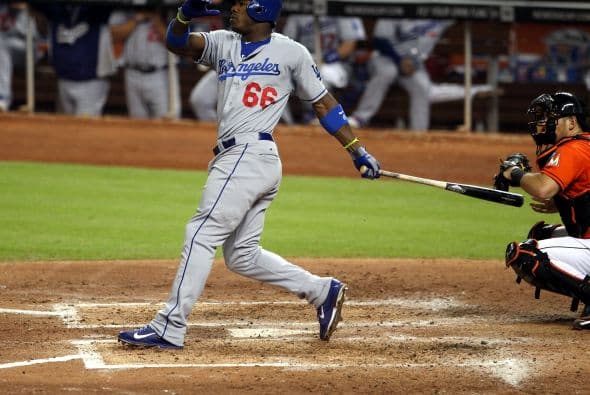 El pitcher de los Miami Marlins, José Fernández, se robó el show durante el esperado juego contra los muy calientes Los Angeles Dodgers, al dejar al jardinero Yasiel Puig 0-3 con un ponche y venciendo a los indomables Dodgers 6-2. Puig tuvo un fin de semana alegre, compartiendo con Lebron James y se paseó por el estadio de los Marlins ante 27,127 fanáticos, el tercer número mayor de asistentes en la temporada, pero terminó 0-5 con dos ponches. Fernández y Puig, ambos cubanos desertores, ambos novatos, en equipos distintos, podrían estar disputando el título del Novato del Año de las Grandes Ligas. Entra y Vota aquí por el mejor de los dos.