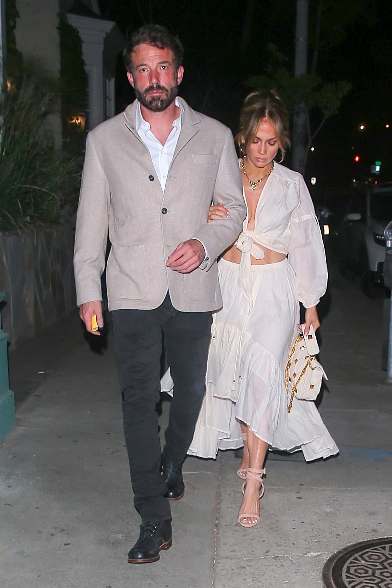 A ella se le vio tomada del brazo del actor cuando 
<b><a href="https://www.tmz.com/2021/08/08/jennifer-lopez-ben-affleck-date-night-lock-arms-dinner/" target="_blank">arribaron al restaurante Oliveta</a></b>, según reportó TMZ.
<br>