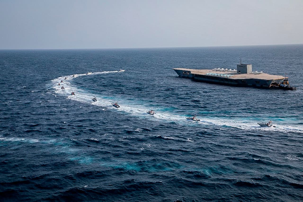 Irán informó que dos drones atacaron el puente del portaaviones falso en los ejercicios, pero no publicaron imágenes estos lanzamientos y no se identificaron los proyectiles utilizados. Las bases militares estadounidenses que se pusieron en alerta se ubican a cientos millas de distancia del sitio donde Irán colocó la réplica del portaaviones.
<br>