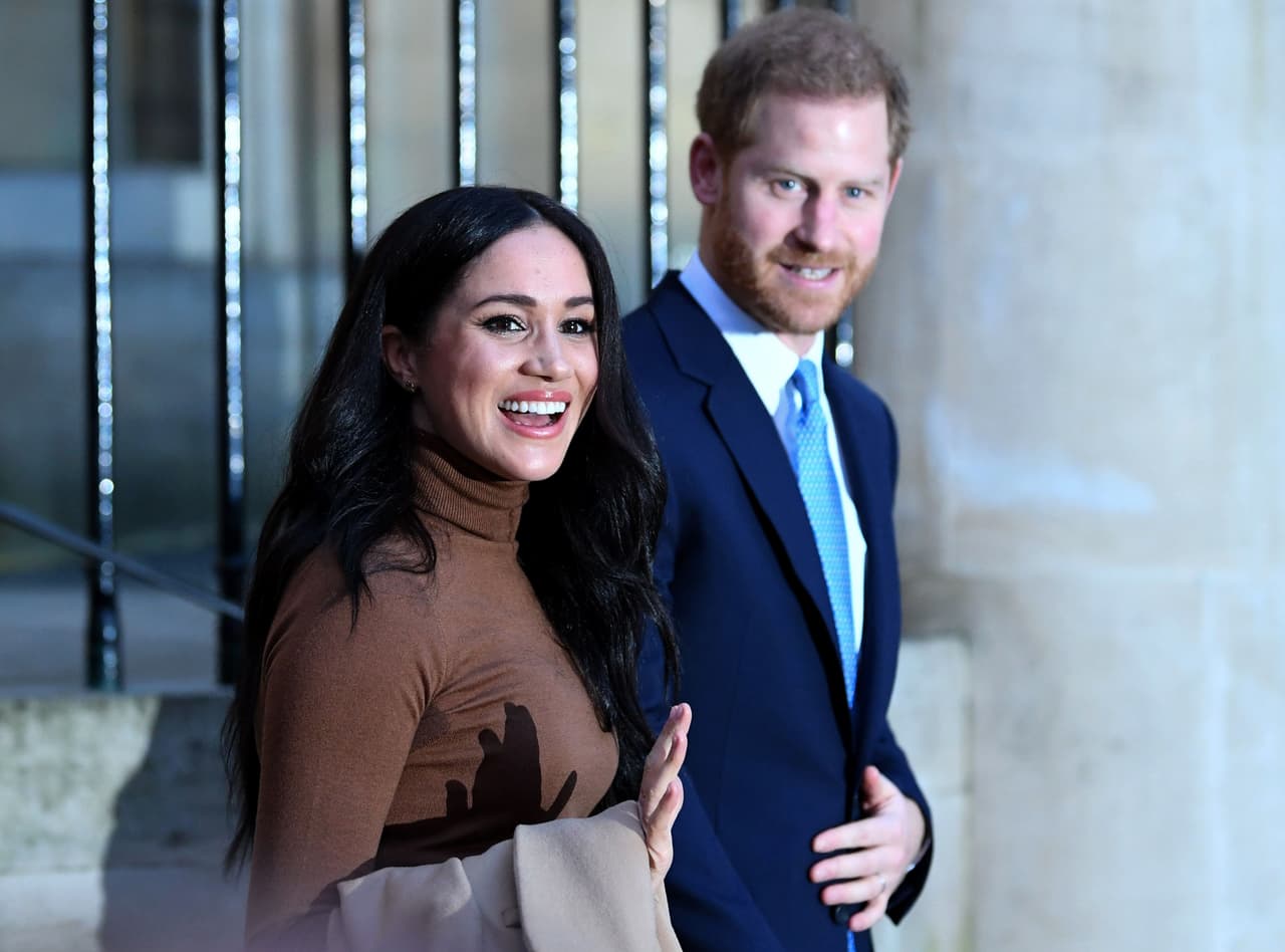 La BBC señaló que los duques podrían estar alarmados por la presencia de paparazzi 
<b><a href="https://www.univision.com/famosos/meghan-markle-le-pone-el-ojo-a-esta-mansion-con-vista-al-mar-y-que-cuesta-27-5-millones-de-dolares-fotos" target="_blank">en la Isla de Vancouver</a></b> en donde se encuentran. 
<br>