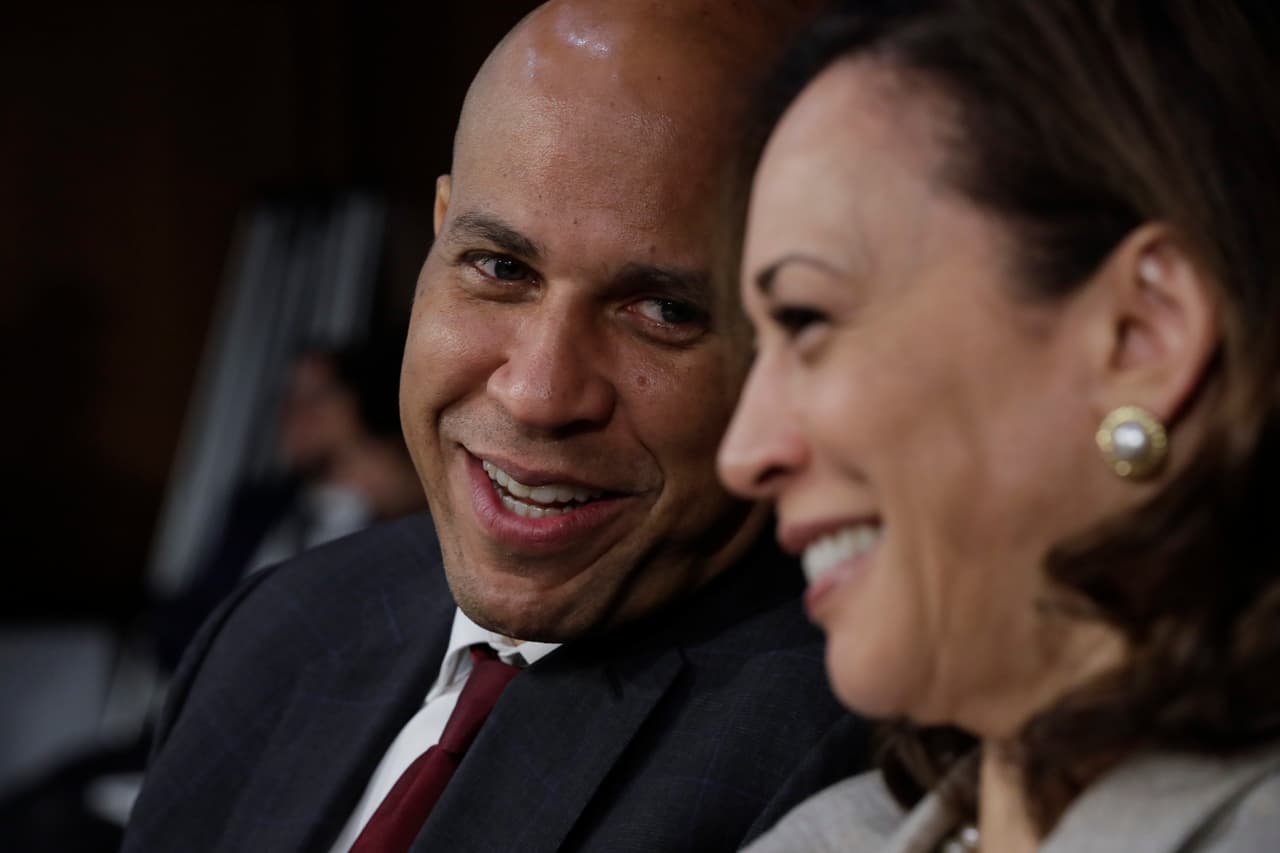 La senadora junto a Cory Booker, colega demócrata por el estado de Nueva Jersey, quien también participó en las primarias por la nominación del partido.