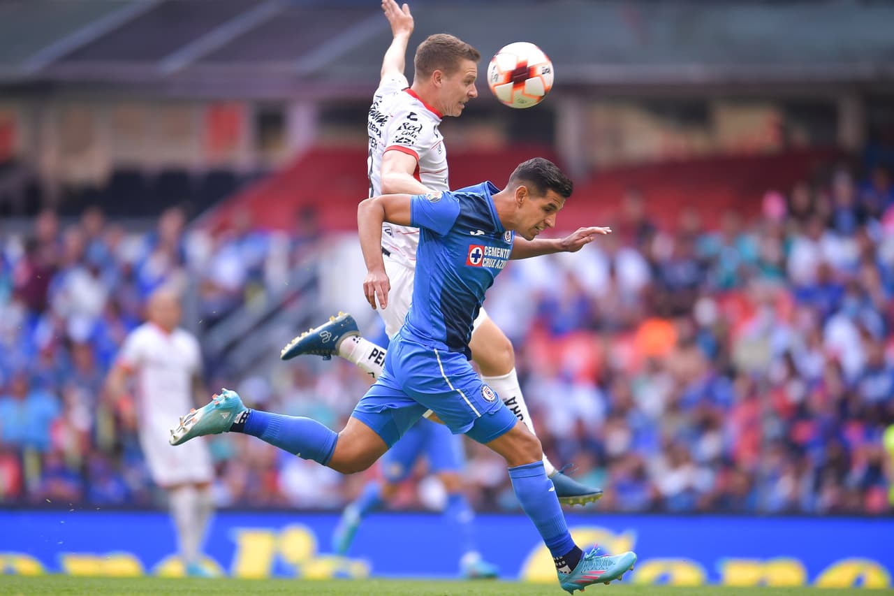 Cruz Azul sufrió pero logró derrotar al campeón que vio como le anulaban dos goles y terminó encima de los Cementeros.