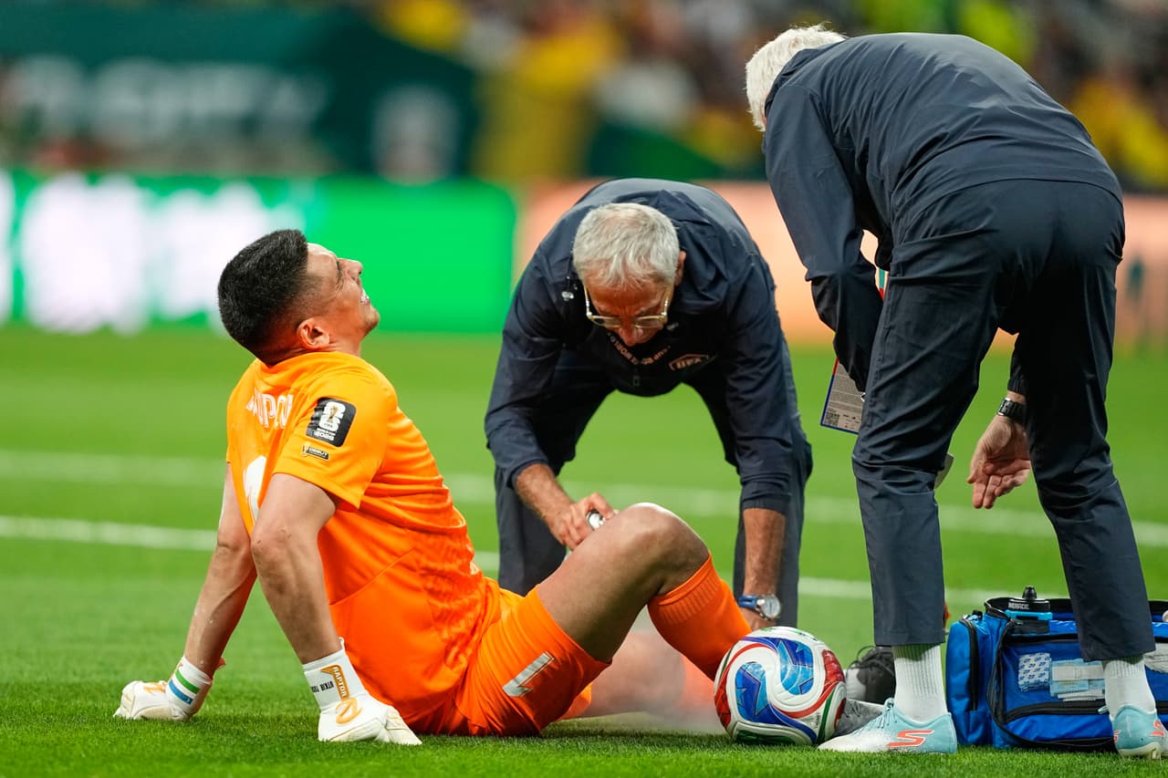El portero de Uzbekistán, Utkir Yusupov, recibe tratamiento durante el partido de fútbol del Grupo K de la Copa Mundial entre Uzbekistán y Colombia en Ciudad de México.