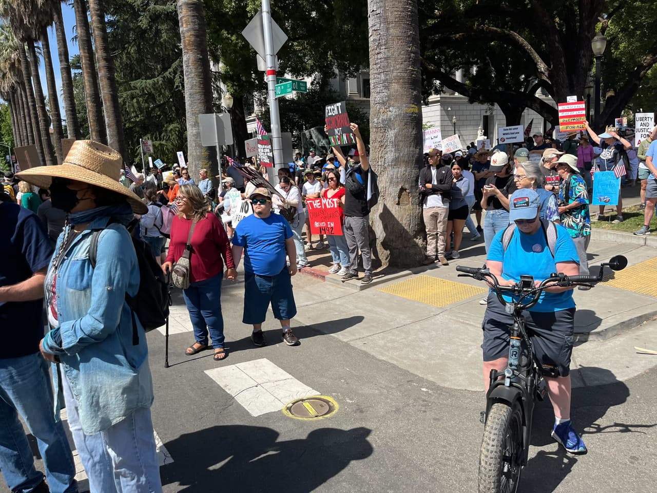 Se trata de una movilización que pretende responder al 
<b>desfile militar al que acude este sábado el presidente Donald Trump</b>, en conmemoración al 250 aniversario del Ejército.