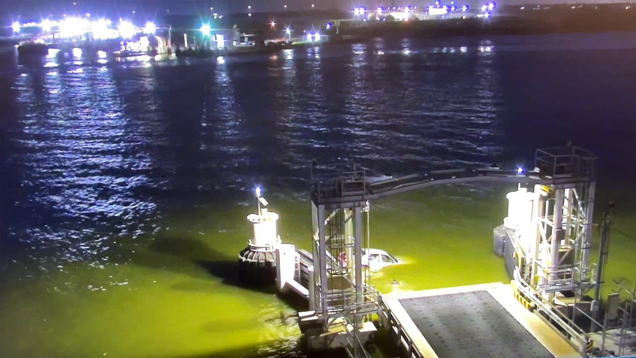 El pasado 31 de diciembre, un vehículo se cayó en el puerto de Lynchburg en Baytown, Texas. Moore estaba junto a su esposa y no dudó en saltar al agua para intentar rescatar al conductor.