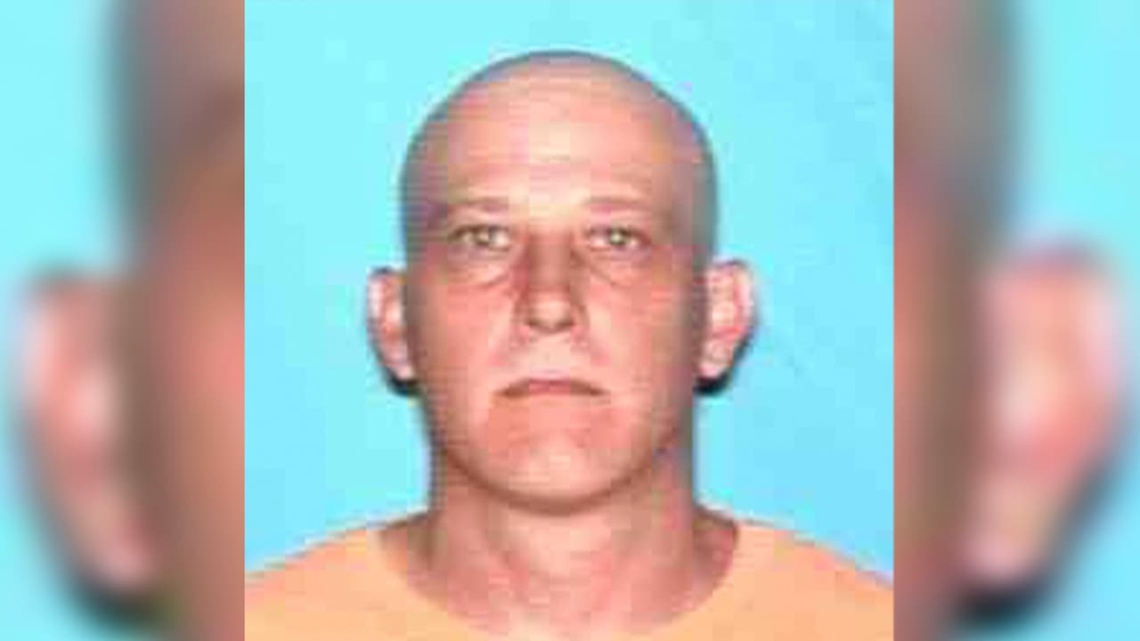 Sam Yul Chesney, de 47 años. Mide 5 pies 8 pulgadas de estatura, pesa 185 libras. Tiene ojos azules. Enfrenta cargos de indecencia con un niño por contacto sexual. Última ubicación conocida: Rosharon, Texas. Tiene antecedentes en el condado Harris por robo.