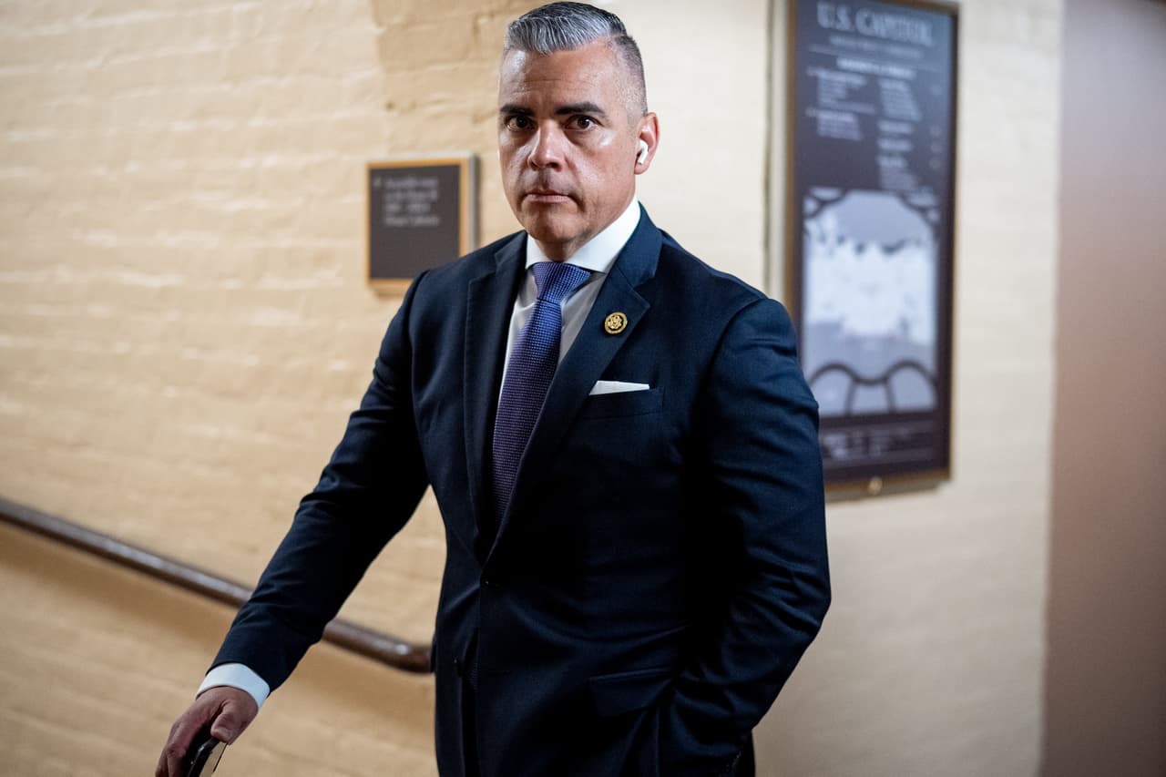 El republicano 
<b><a href="https://www.univision.com/local/arizona-ktvw/politica-arizona/elecciones-en-estados-unidos-2024/town-hall-distrito-6-arizona-juan-ciscomani-kirsten-engel" target="_blank">Juan Ciscomani es actualmente el representante que busca la reelección en el Distrito 6 de Arizona. Compite en las urnas con la demócrata Kirsten Engel</a></b> 
<b> y Athena Eastwood, del Partido Verde</b>.