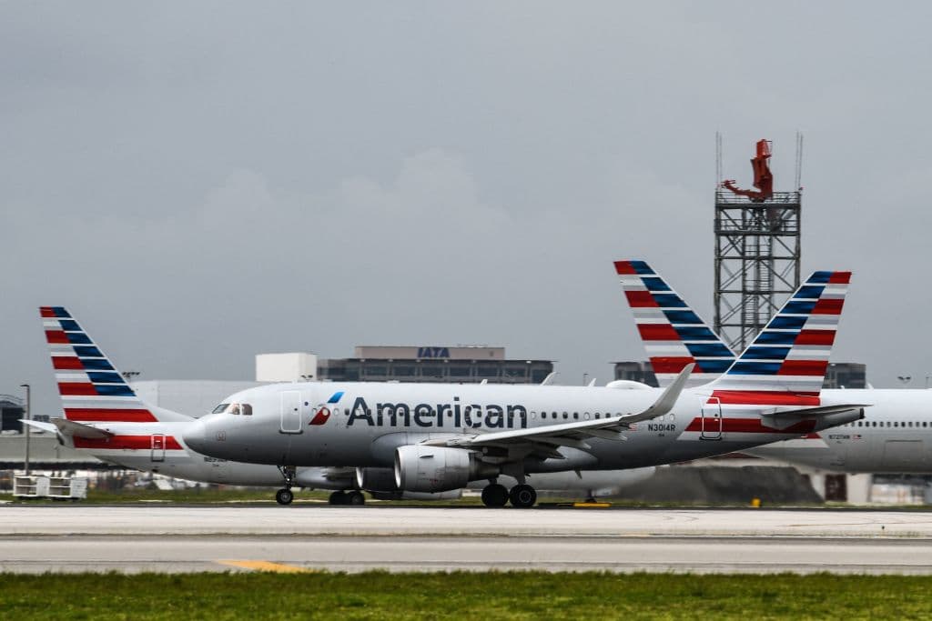Detienen a un pasajero que entró a la cabina de un avión de American Airlines y causó graves daños