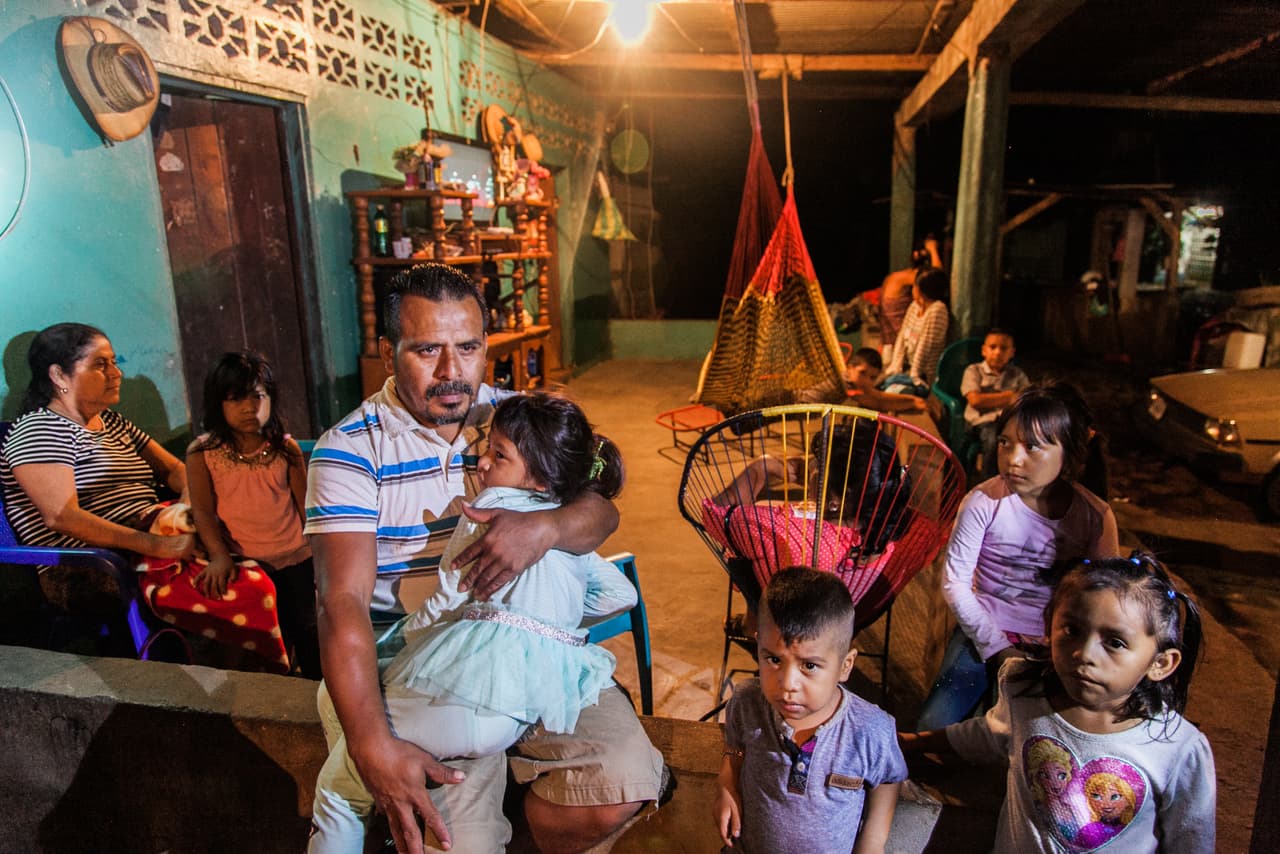Adayanci es abrazada por su tío Edgar Chavez. Tras un viaje de más de seis horas entre la capital y Santa Ana, la localidad natal de la familia Pérez Chávez en el departamento de San Marcos, a la niña le esperaba una cena familiar para celebrar su regreso. Entre lágrimas de emoción por el reencuentro y abrazos a la pequeña, el abuelo encendió fuegos artificiales.