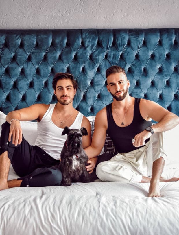 El pasado 5 de mayo el también conductor anunció en Twitter que ya vivía con su pareja: "¡Nos mudamos! A unos días de cumplir dos años a tu lado, no puedo estar más ilusionado de esta nueva etapa viviendo juntos. Deseo que la familia y el hogar que hoy estamos creando siempre esté llena de amor. En las buenas, en las malas y en las mejores, siempre juntos. Te amo".