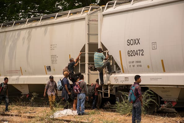 La forma ilegal en la que viajan sobre el enorme tren, 
<b>que suelen abordar desde los estados mexicanos de Tabasco, Oaxaca y Chiapas</b>, resulta peligroso debido a que con el movimiento y por los empujones entre los migrantes que intentan subir a 'La Bestia' 
<b>muchas personas caen siendo arrollados por las ruedas </b>provocándoles mutilaciones, golpes graves e incluso la muerte.
<br>