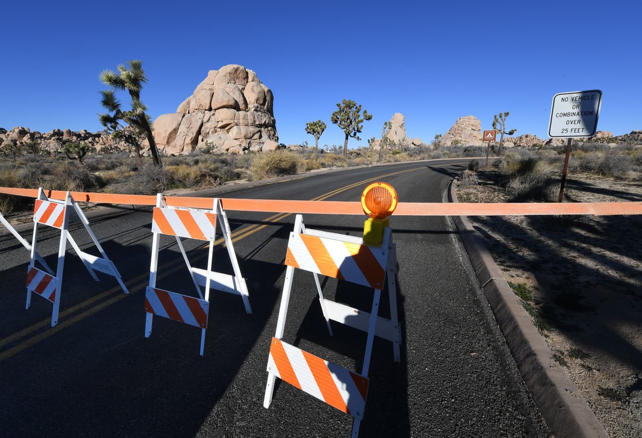 El camino bloqueado a la entrada del Parque Nacional Joshua Tree en California el 3 de enero de 2019. Cerca de la mitad de los empleados está trabajando sin recibir paga mientras que que el presidente Trump, quien exige que le otorguen más de 5,000 millones de dólares para levantar el muro fronterizo y los demócratas en el Congreso no se ponen de acuerdo en ese punto.