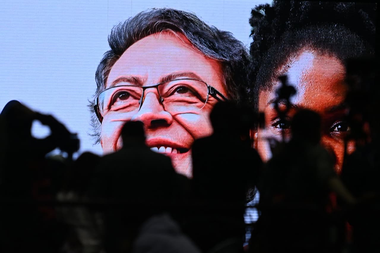 Petro, de 62 años, ha prometido gobernar para “los nadies y las nadies”, es decir, las minorías y los pobres, que en Colombia alcanzan el 39% de la población, según cifras oficiales de 2021. En la imagen, periodistas esperan la llegada del candidato en el Movistar Arena de Bogotá.