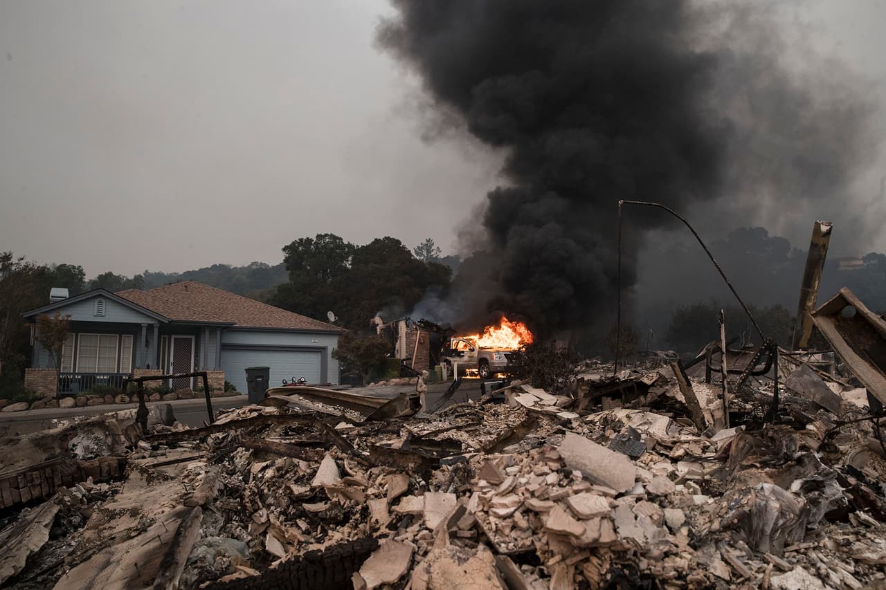 Un auto se prende en fuego en Santa Rosa, Sonoma, donde al menos 240 personas han sido reportadas como desaparecidas.