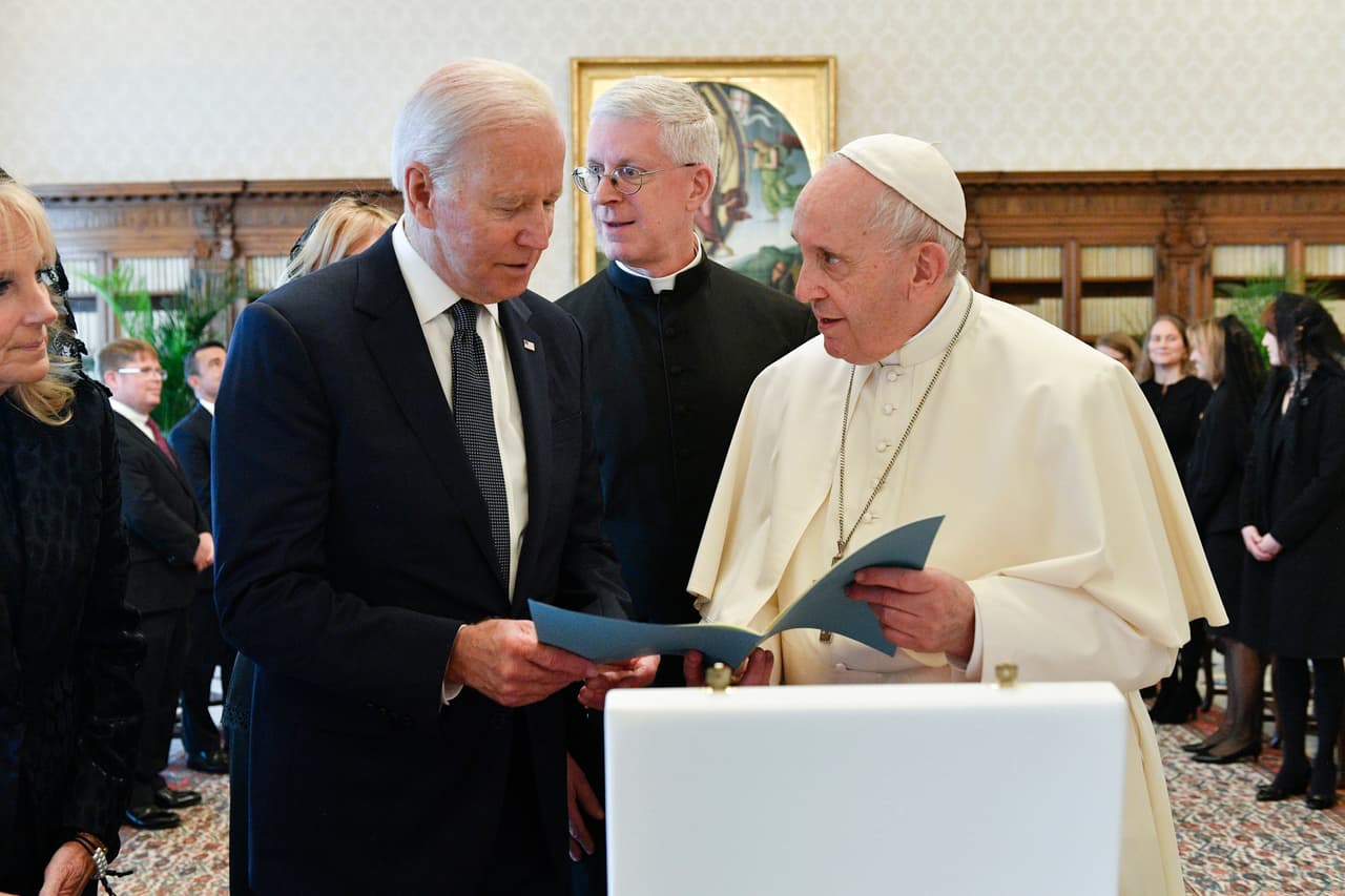 El Vaticano canceló abruptamente los planes para transmitir la reunión con Biden en vivo y negó acceso a la prensa. El portavoz del Vaticano, Matteo Bruni, justificó la decisión alegando que eran los protocolos de seguridad por el 
<a href="https://www.univision.com/temas/covid-19-enfermedad"><b>covid-19</b></a> para las audiencias con los jefes de estado.
<br>