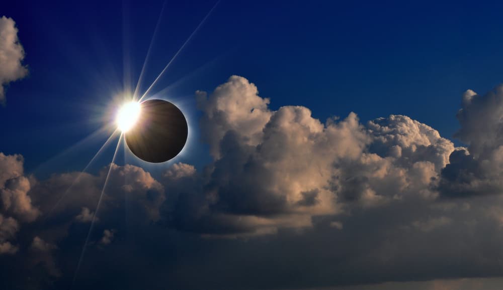 <b><u>Amor</u></b>
<br>El año comienza con un eclipse de Sol, en el signo de Capricornio, que aunque no lo veremos en esta parte del mundo estará influyendo en tu signo ya que se trata de tu regente. Durante esos días ten mucho cuidado con las peleas por motivos insignificantes porque estás algo alterado emocionalmente y tiendes a decir lo que no te conviene. Cuida tu lengua, es mejor, una relación podría afectarse con un exabrupto. El inicio del ciclo de Mercurio retrógrado en marzo te forzará a ser más expresivo.
<br>