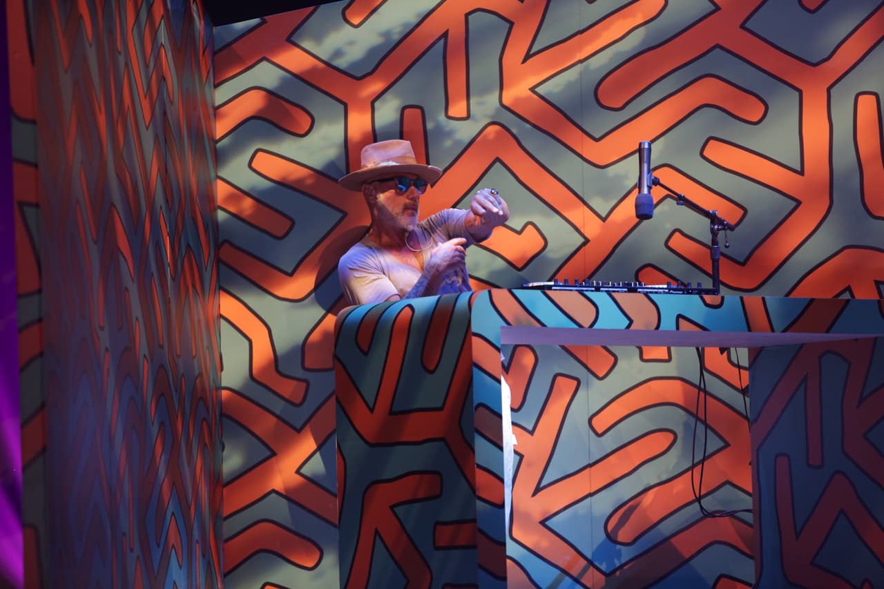 Gianluca Vacchi fue uno de estos famosos, haciéndolo muy a su estilo: al sonar el beat de la canción, el italiano se subió a la mesa a bailar.