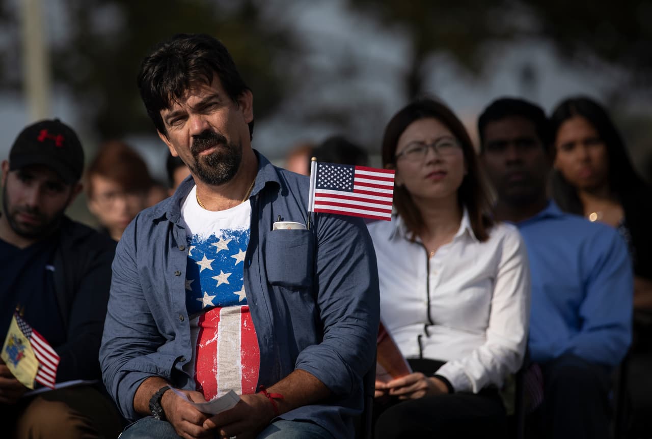 Cuándo el cónyuge de un estadounidense puede pedir la ciudadanía: USCIS aclara la duda