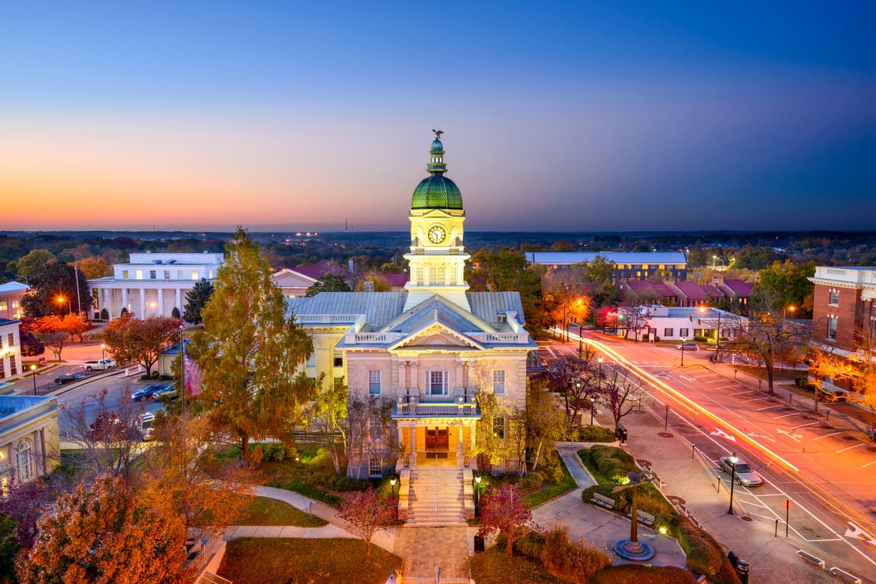<b>19. Athens, Georgia:</b> En Athens hay una oferta amplia e interesante de atracciones gratuitas, desde casas históricas hasta parques ideales para hacer un buen picnic. Tiene poco más de 100,000 habitantes. Una de las visitas recomendadas es el campus de la Universidad de Georgia, en donde se ubican el Museo de Arte de Georgia y el Jardín Botánico Estatal. Ambas visitas son gratuitas. A 70 millas al suroeste está ubicada la gran ciudad de Atlanta, que se puede visitar en un día de excursión.