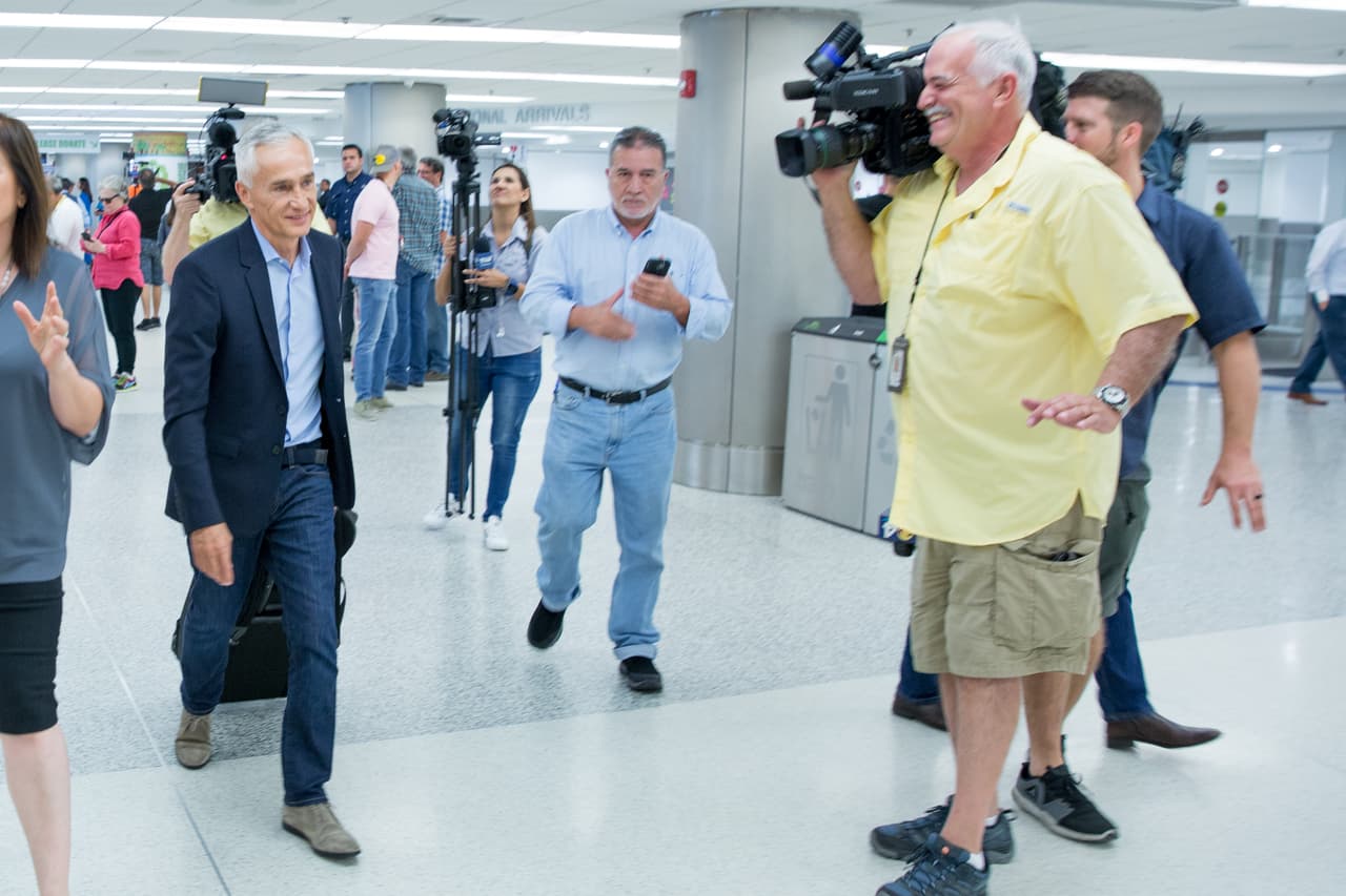 El periodista a su salida del aeropuerto. “Me regresaron el teléfono en la madrugada del martes con toda la información borrada. A la mañana siguiente funcionarios de la embajada mexicana nos acompañaron al aeropuerto”, dijo Ramos, y agradeció a los gobiernos de México y EEUU.