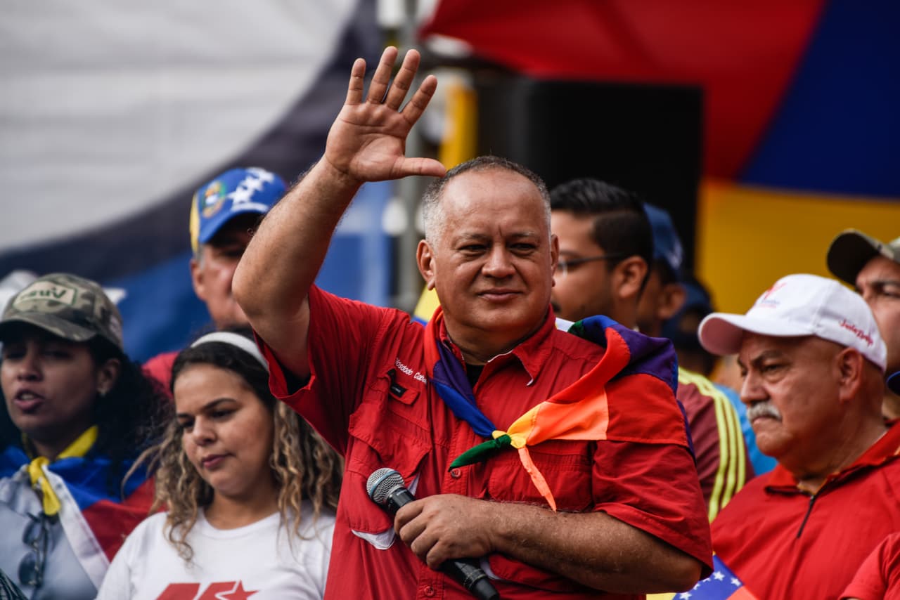 En las concentraci贸n oficialista se vieron pancartas y s铆mbolos al expresidente boliviano, quien recibi贸 asilo en M茅xico. El n煤mero dos del gobierno chavista, Diosdado Cabello, lleg贸 a la protesta con una whipala, la bandera de los pueblos ind铆genas andinos que Morales convirti贸 en un s铆mbolo nacional.