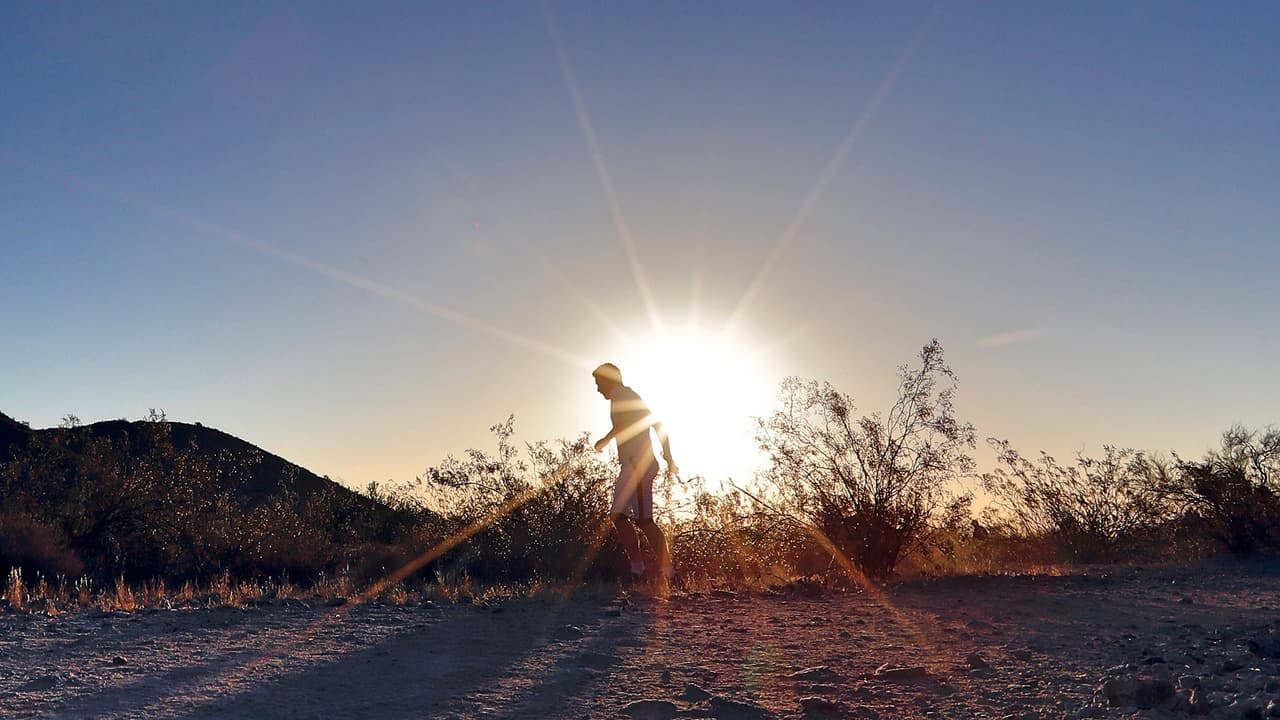 Es importante saber entonces qué es un 
<b><a href="https://www.univision.com/local/los-angeles-kmex/recomendaciones-si-sufre-de-golpe-de-calor-por-las-altas-temperaturas-registradas-en-los-ultimos-dias-video">golpe de calor </a></b>y cómo podemos reconocer sus síntomas. 
<b>Un golpe de calor se produce por la exposición prolongada al sol</b> que provoca un aumento en la temperatura corporal que no puede ser regulada y puede ser mortal.