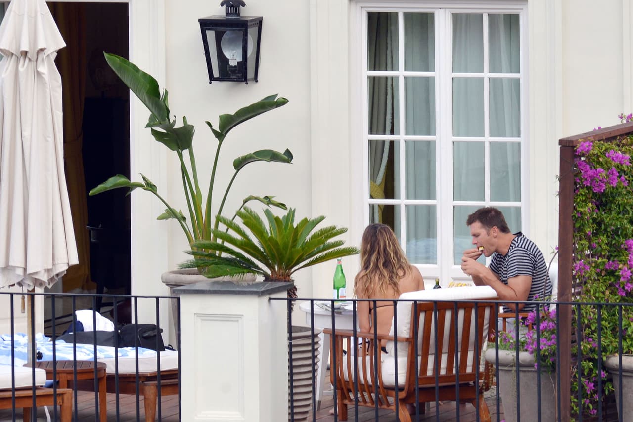 La parejita comió al aire libre.