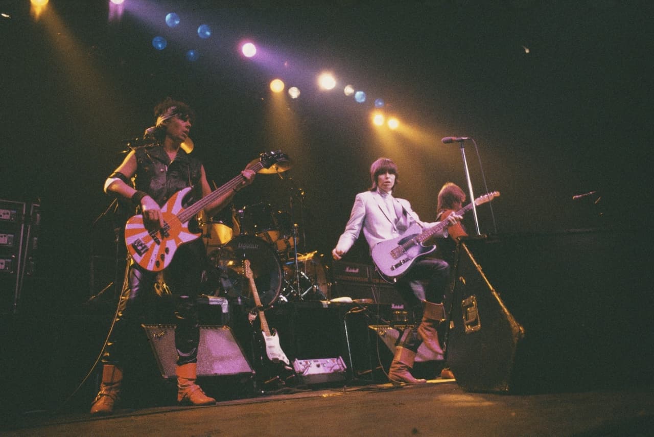 <h2 class="cms-H2-H2">The Pretenders</h2>
<br>
<br>Esta banda, liderada por Chrissie Hynde, vendió su catálogo entero también a Hipgnosis en 2021. Algunas de las 164 canciones que se incluyeron en el acuerdo son “I’ll Stand By You”, “Brass in Pocket” y “Talk of the Town”. 
<br>