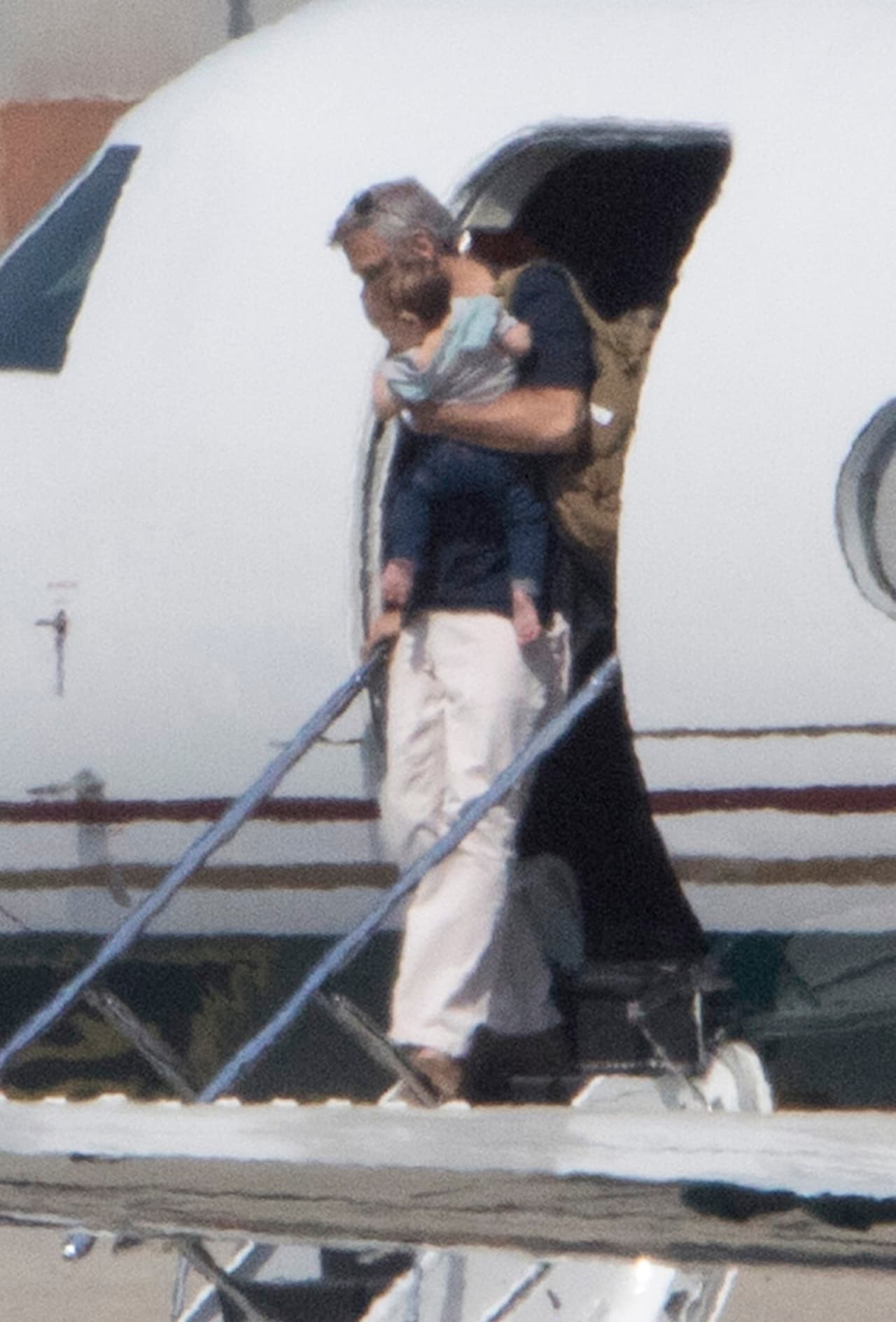 A casi un año de su nacimiento, las cámaras capturaron por primera vez a los gemelos del actor George Clooney y su esposa, la abogada y activista Amal Alamuddin.