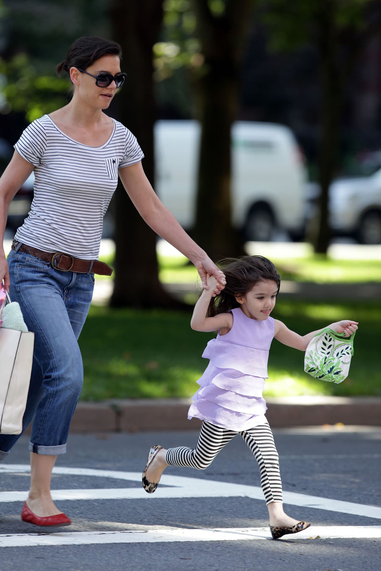 La hija menor de Tom Cruise está llena de energía y su mamá debe seguirle el paso.