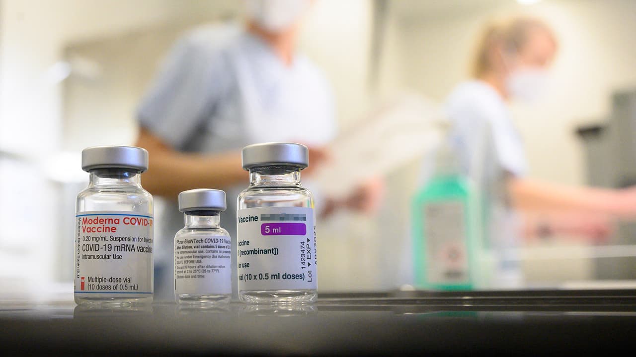 <b>Esquema de vacunación completo:</b>
<br>"Si se vacunaron con la vacuna de Johnson & Johnson, 
<b>tienen que presentar prueba</b>. Ya sea la tarjeta que se les da o la fotografía de la tarjeta", aclaró la embajadora. Si usted de 
<b><a href="https://www.univision.com/local/chicago-wgbo/no-creian-en-la-vacuna-pareja-muere-por-coronavirus-semanas-antes-de-su-boda-video">inmunizó</a></b> con las vacunas Pfizer, Moderna o Astrazeneca; debe estar vacunado con ambas dosis y mostrar evidencia.