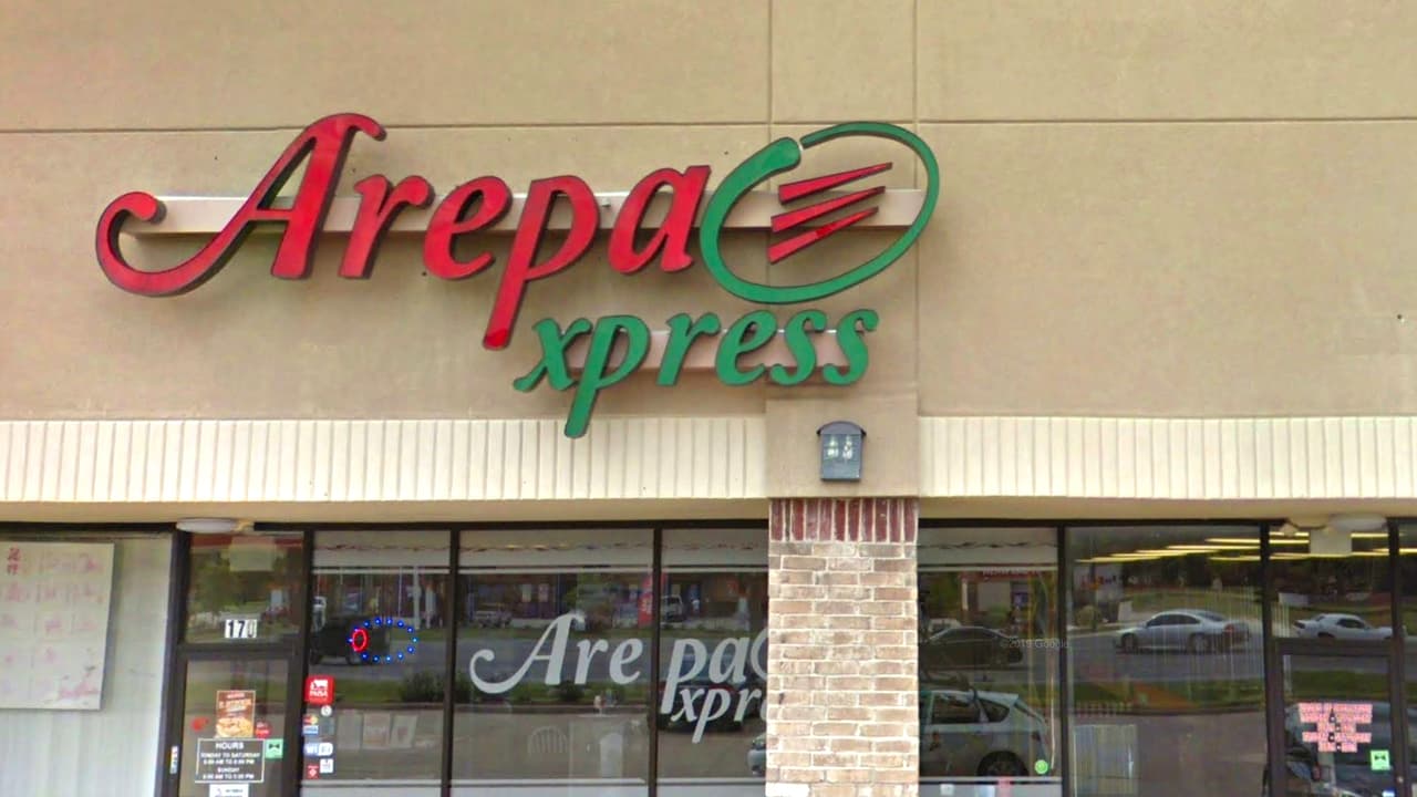 <b>Arepa Xpress: </b>Tiene 136 revisiones y una calificación promedio de 
<b>cuatro estrellas y media.</b> Está ubicado en el 4334 Fm 2920, Ste 170, en Spring. 
<b>Jill L. </b>escribió que "las empanadas aquí son sabrosas".
<br>