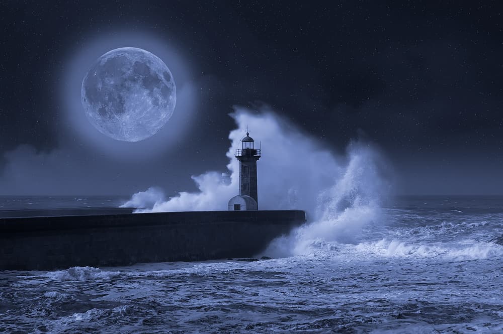 Astrológicamente la Luna azul tiene un impacto singular en cada signo zodiacal pues al tratarse del cuerpo astral que rige nuestras emociones, y los líquidos del cuerpo y la Tierra –por ejemplo, el flujo y reflujo de las mareas, el ritmo de reproducción de animales, o plantas y muchos otros ciclos biológicos- una segunda Luna llena en un mes es un buen indicador de cómo nos irá desde el punto de vista emocional, y sentimental.