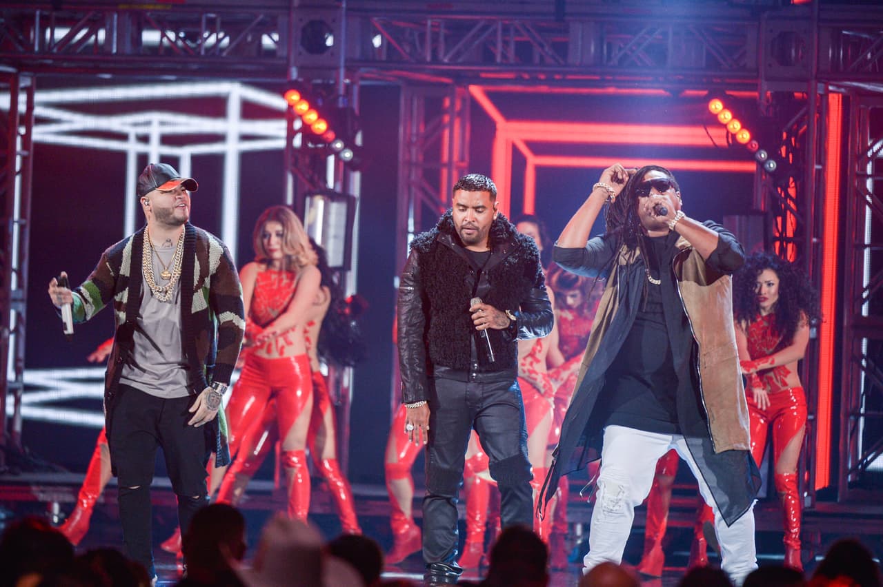 Zyon y Lennox calentaron el escenario con Yandel y Farruko con el medley 'Embriágame' y 'Pierdo la Cabeza'.