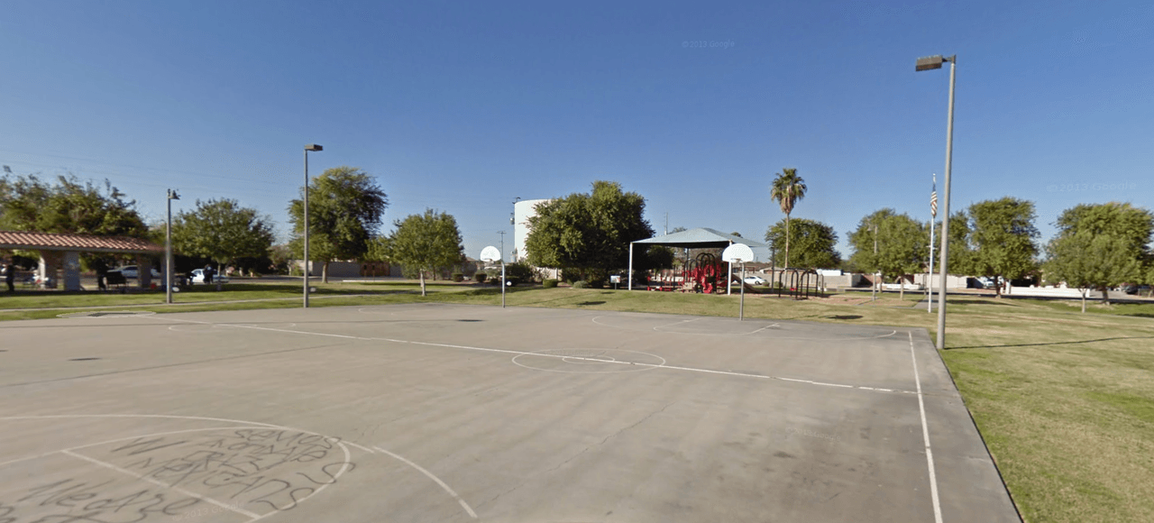 <b><a href="https://www.avondaleaz.gov/government/departments/parks-recreation" target="_blank">AVONDALE</a>: </b> Esta ciudad cerrará varios servicios en todos los parques públicos a partir de las 6 AM el miércoles 1 de abril. Estas amenidades incluyen: áreas de juego, Festival Fields Skate Park, parques para perros, campos de béisbol/softbol, canchas de baloncesto, canchas de voleibol, canchas de ‘pickleball’ y las canchas de tenis. Sin embargo, todos los espacios abiertos, senderos, senderos para caminar y baños estarán abiertos para uso público desde las 6 AM hasta las 7 PM. “Las pautas de distanciamiento social y físico recomendadas por los CDC aún se aplican en estas áreas”, reiteró la ciudad a través de un comunicado. (Foto: Mountain View Park)
<br>