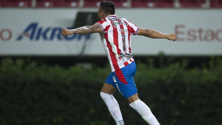 Alexis Vega se perfila para ser titular en el duelo de Chivas contra León