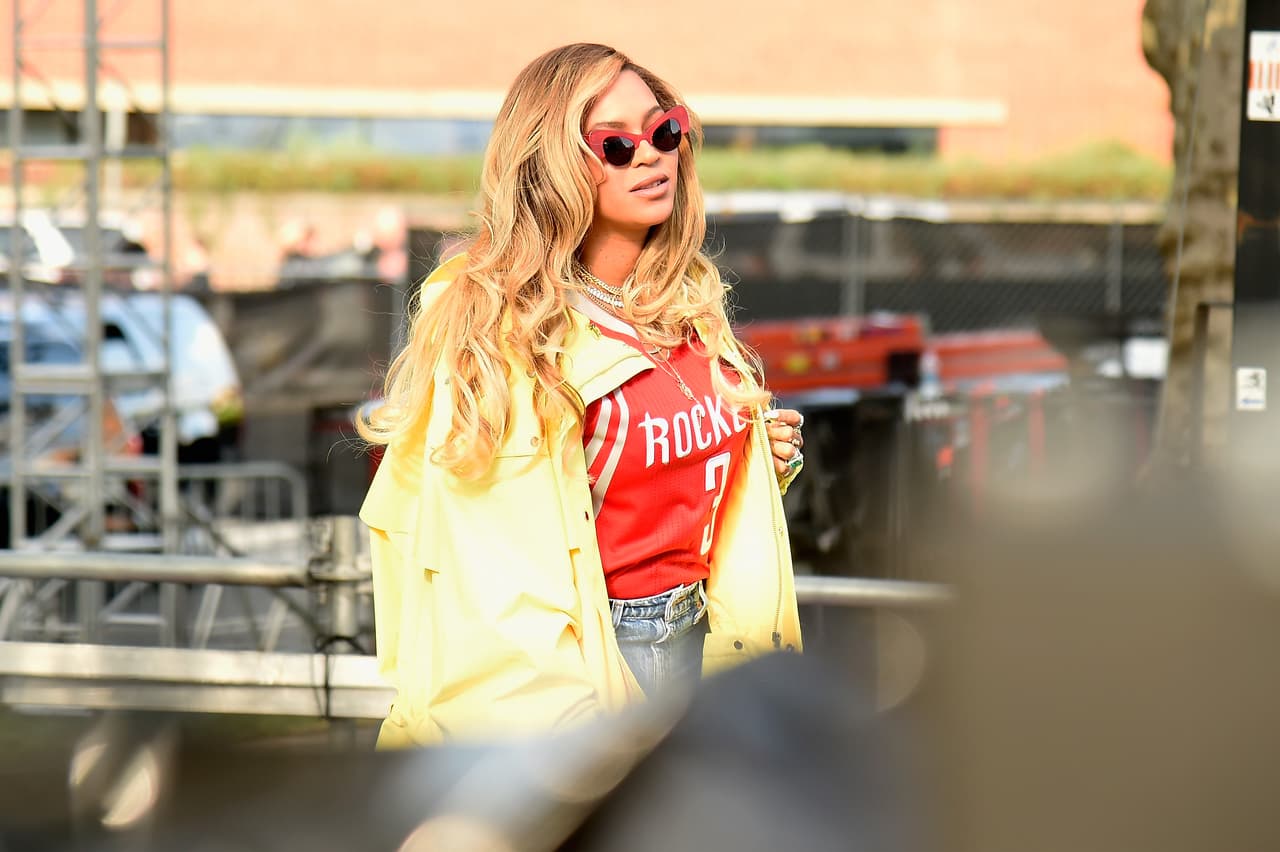 Beyoncé helps Houston church by serving food to Harvey victims